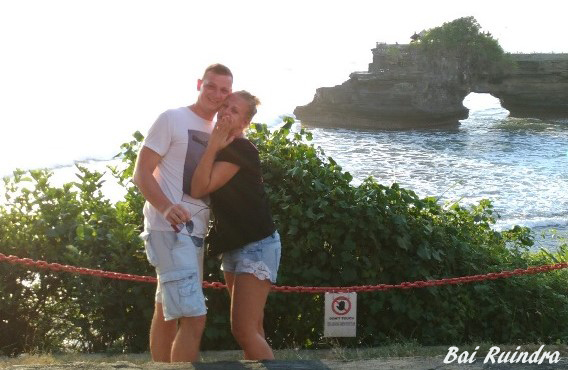 Bule tampan melamar kekasihnya di Bali
