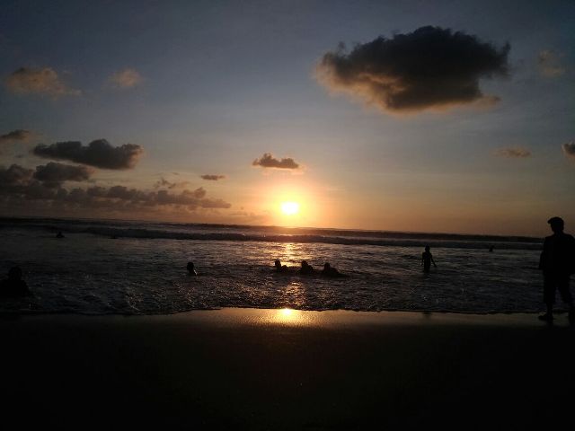 sunset di pantai kuta bali
